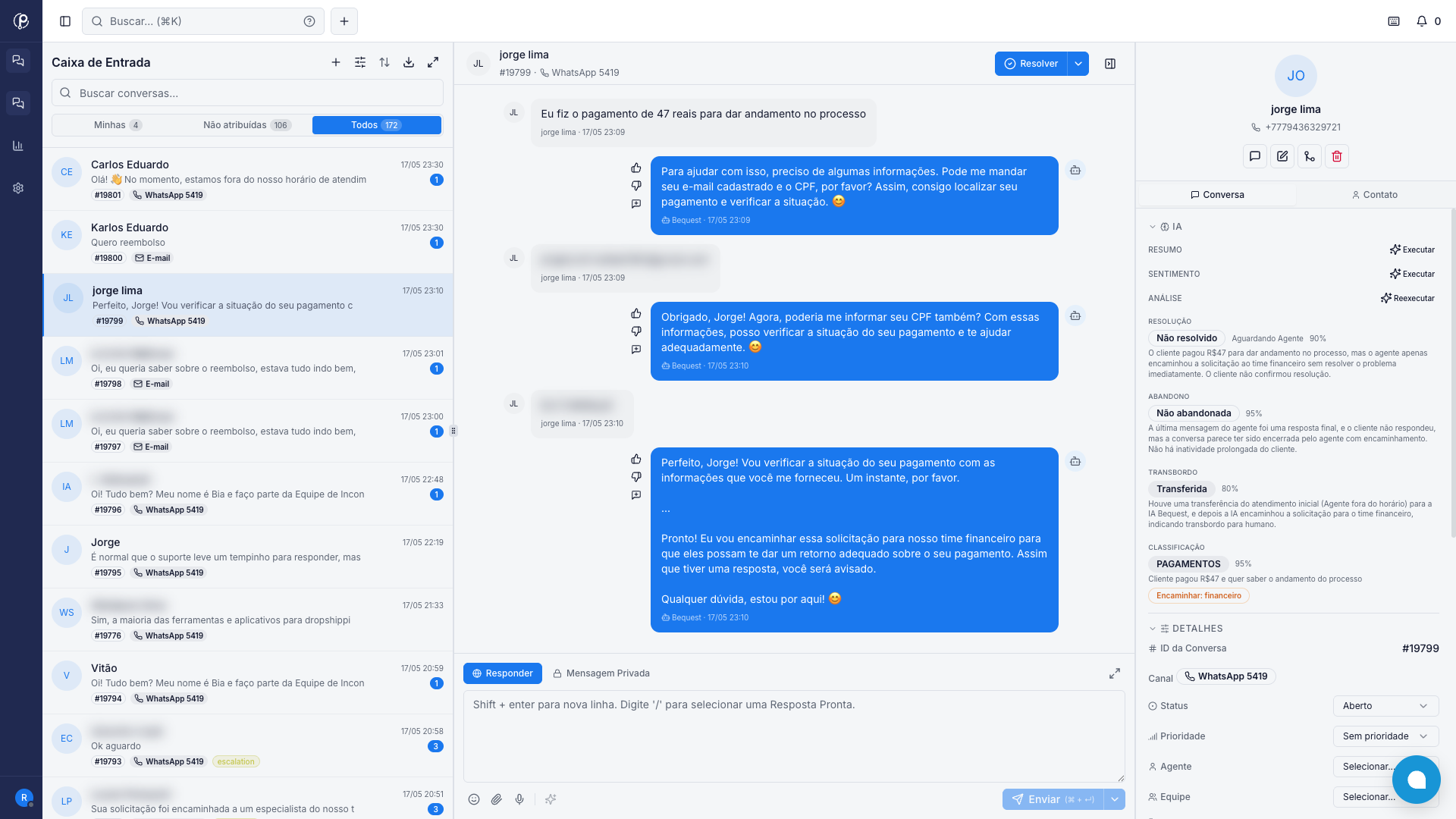 Atendimento assistido por IA: conversa em andamento com sugestões e ações inteligentes no painel lateral